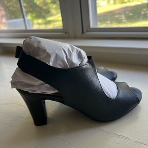 Life Stride Kylie Celestia black pump sandals.